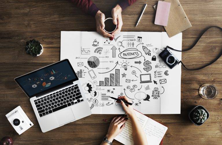 صناعة المحتوى الرقمي: استراتيجيات، أدوات، وأسرار النجاح