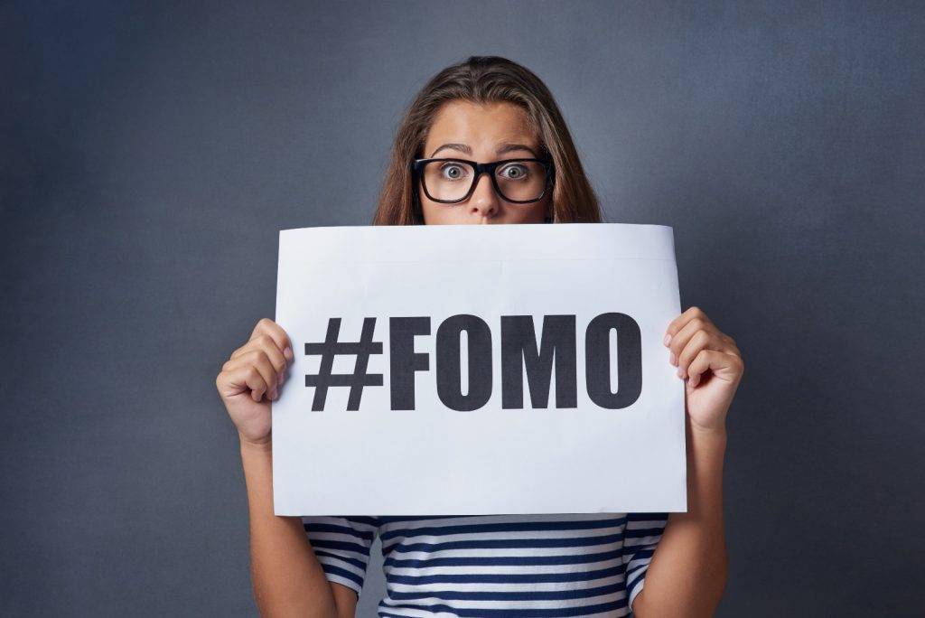 تقنية FOMO في التسويق السر النفسي الذي يجعل عملاءك يشترون قبل أن يفوت الأوان!