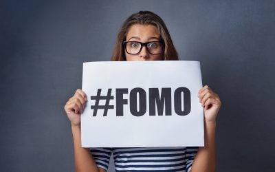 تقنية FOMO في التسويق : السر النفسي الذي يجعل عملاءك يشترون قبل أن يفوت الأوان!