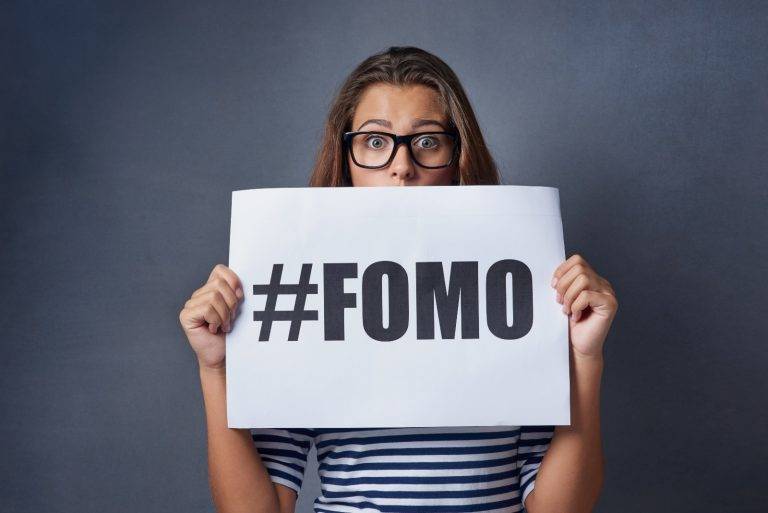 تقنية FOMO في التسويق السر النفسي الذي يجعل عملاءك يشترون قبل أن يفوت الأوان!